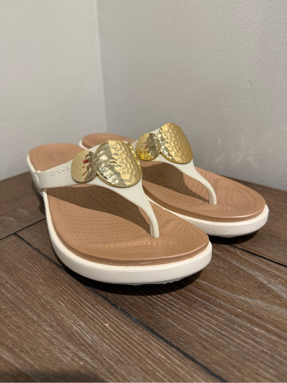 Crocs Sanrah Flip Flop Sandals Size 8 US Oyster Gold Hammered Circle Wedge EUC